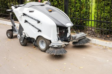 Şehir parkı sokak temizliği yaptıktan sonra park yerinde duran küçük süpürge makinesi. Süpürme elektrikli süpürge araç sonbaharda toz ve düşen yaprakları kaldırma