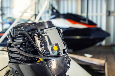 Tekne garajında şişme motorlu tekne motoru tamiri. Gemi motoru mevsimlik servis ve bakım. Açık kapaklı gemi motoru