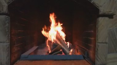 Kömürler için odun ve dalları taş firepit brazier içinde yakmak.