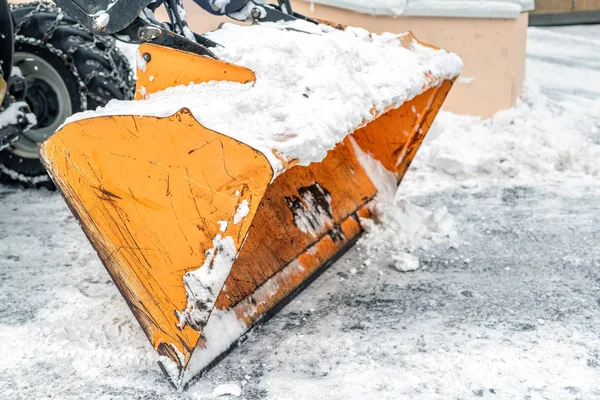 Közeli Snowplow a nagy traktor gép eltávolítása és tisztítása hó után vihar jeges úton vagy a városi utcán az alpesi hegyi üdülőtérségben télen — Stock Fotó