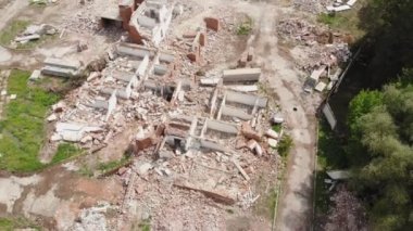 Eski yıkılan sanayi binasının hava aracı görüntüsü. Beton ve tuğla çöpleri, enkaz, moloz ve yıkım atıkları terk edilmiş akarsu ya da bitki kalıntıları. Deprem şehri manzarası
