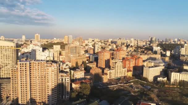 Kiev paisagem urbana panorâmica aérea com locais de construção e muitos edifícios de apartamentos residenciais — Vídeo de Stock