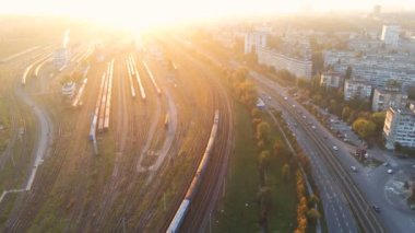 Kiev merkez tren istasyonu demiryolu kavşağı havadan panoramik günbatımı görünümü. Trafik sıkışıklığı ile şehir karayolu akşam panoraması