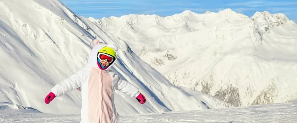 Söt bedårande förskolebarn kaukasiska Kid flicka porträtt med skidor i hjälm, skyddsglasögon och Unicorn kul kostym Njut av vintersportaktiviteter. Litet barn i fjällen. bred Panorama banner — Stockfoto
