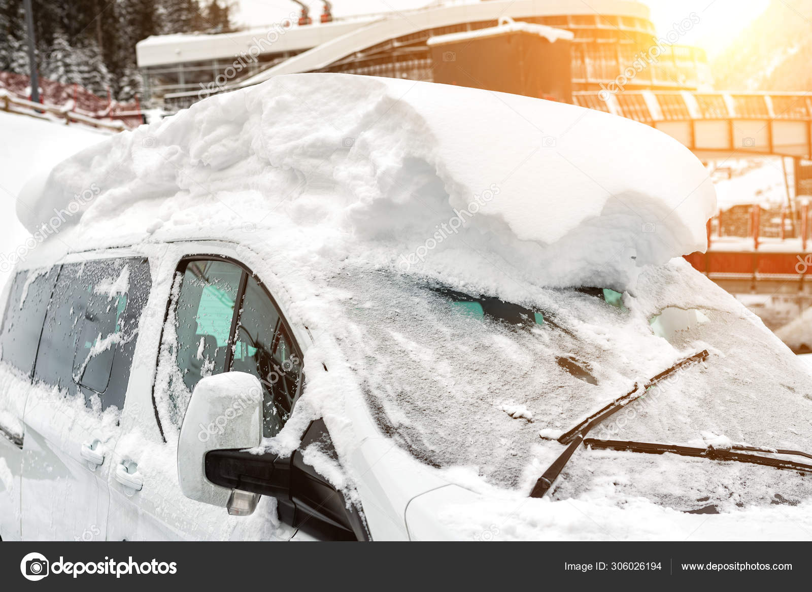 Auto auf einer Straße, die nach heftigen Schneefällen mit einer dicken  Schneedecke bedeckt war. Extreme Schneesturmfolgen. Fahrzeugscheibe mit  eingefrorener Scheibe und Scheibenwischer - Stockfotografie: lizenzfreie  Fotos © gorlovkv 306026194