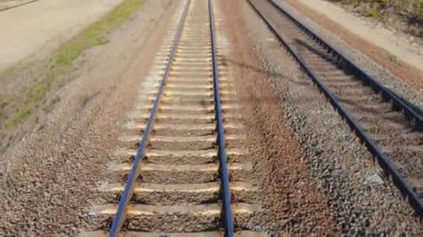 Yüksek kule bina şantiye. Büyük endüstriyel vinç. Havadan insansız hava aracı görünümü. Metropolis şehir gelişimi