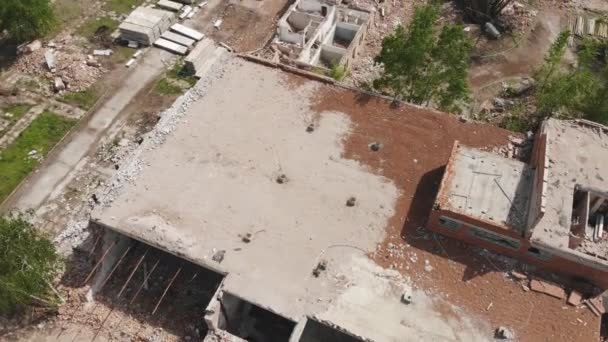 Vista aérea del antiguo edificio industrial demolido. Montón de basura de hormigón y ladrillo, escombros, escombros y residuos de destrucción ruinas de actoría abandonada o planta. Terremoto ciudad paisaje — Vídeo de stock