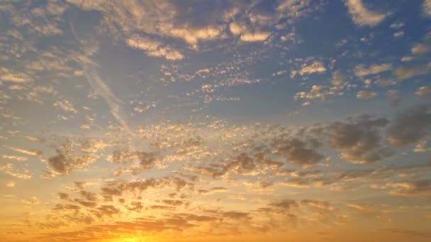 Laranja a vermelho nuvens fofas rolando contra o céu azul do pôr-do-sol vibrante ao anoitecer. Natureza tranquila cloudscape timelapse. previsão meteorológica. Outono céu cênico — Vídeo de Stock