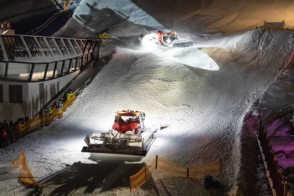 Avusturya 'daki Alp disiplini kayak merkezi Ischgl' de gece gösterisi yapan iki kar arabası. — Stok fotoğraf