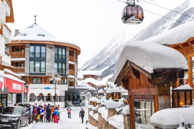 Ischgl, Avusturya - 10 Ocak 2018: Otelleri, turistleri ve Silvretta bahn-lift ile Avustralya Alp Kışları tatil beldesi Ischgl 'in merkezi meydanı