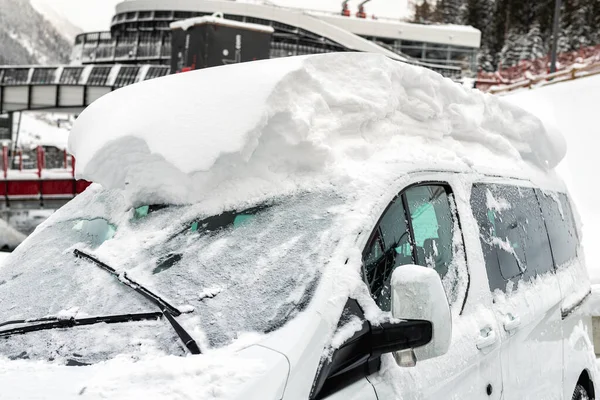 Autó az utcán borított nagy vastag hó réteg után erős havazás. Extrém Blizzard utóhatásaként. Jármű szélvédő fagyasztott ablak és ablaktörlők — Stock Fotó