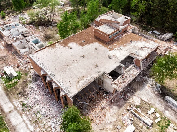 Eski yıkılan sanayi binasının hava aracı görüntüsü. Beton ve tuğla çöpleri, enkaz, moloz ve yıkım atıkları terk edilmiş akarsu ya da bitki kalıntıları. Deprem şehri manzarası