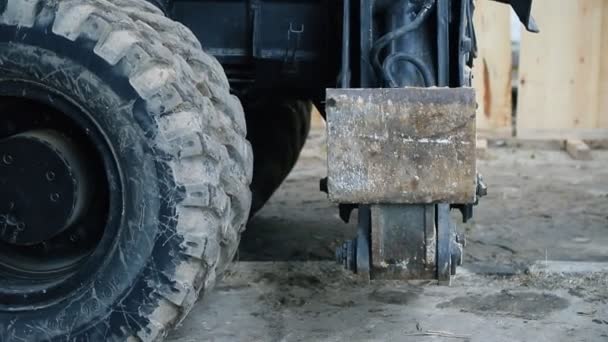 Close-up zware industriële wielgraafmachine onttrekken steunarm steunpoot voor stabilisatie voor het verplaatsen van de grond op bouwplaats — Stockvideo