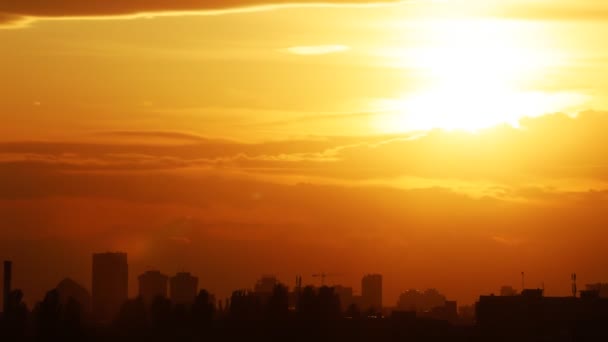 Драматический красочный огненный пейзаж заката солнца с рядами силуэтов городских зданий. Природный красивый город на фоне времени. Сумерки в Метрополисе — стоковое видео
