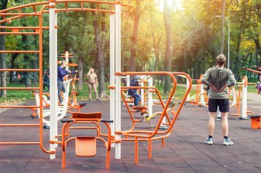 Kyiv, Ukrayna - 28 Eylül 2019: İnsanlar şehir parkındaki halka açık spor salonunda spor egzersizleri ve eğitim yapıyorlar. Sağlıklı yaşam tarzı kavramı