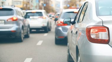 Trafik sıkışıklığı ve trafik sıkışıklığı olan şehir yolu trafiği yoğun saatlerde kapalı araç stop lambaları ile. Birçok araç caddede yavaş hareket ediyor