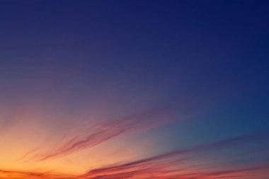 Mavi günbatımına ya da gün doğumu gökyüzü manzarasına dramatik bir kırmızı mor renk. Doğal güzel bulutlu şafak arkaplan duvar kağıdı. Fırtınalı, rüzgarlı, alacakaranlık sahnesi.