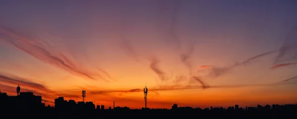 Dramático colorido roxo vermelho para azul pôr do sol ou nascer do sol céu paisagem com linha de linha de edifícios da cidade silhueta. Natural bela paisagem urbana amanhecer fundo papel de parede. Pamorâmica bandeira larga — Fotografia de Stock