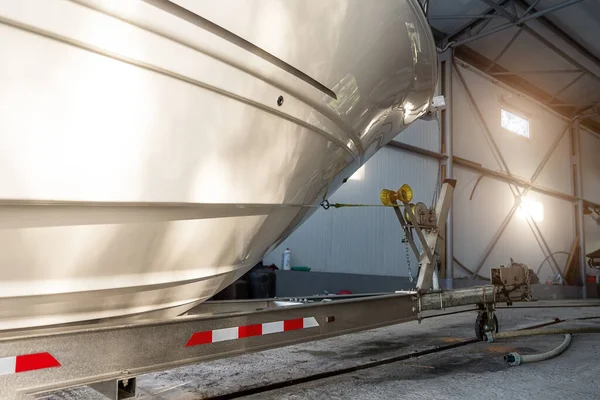 Grande cabine de luxo lancha cruzador iate lançamento na rampa reboque de armazenamento barco hangar garagem. Serviço de navio, limpeza, reparação ou manutenção conceito.. Pesca de luxo lazer lazer lazer — Fotografia de Stock