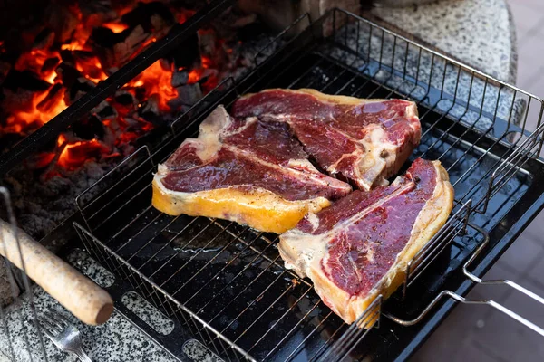 Close Drie Grote Smakelijke Sap Rauwe Bone Biefstuk Grill Barbecue — Stockfoto