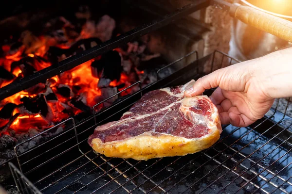 Närbild Man Hand Sätta Stora Välsmakande Saft Ben Beaf Biff — Stockfoto