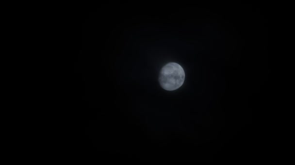Fundo cênico assustador escuro de lua cheia brilhante brilhando no céu da meia-noite com camas rápidas nubladas rolando. Halloween estrelado luar — Vídeo de Stock
