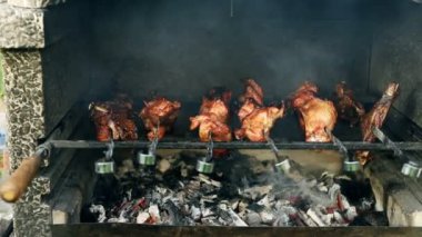 Yakından bakınca, mangalda pişen büyük hindi ya da metal şişler üzerinde tavuk eti bacağı alev alev yanan kömürü alev ve duman ile yakıyor. Geleneksel Doğu Avrupa bbq partisi ev yemeği bahçesinde.