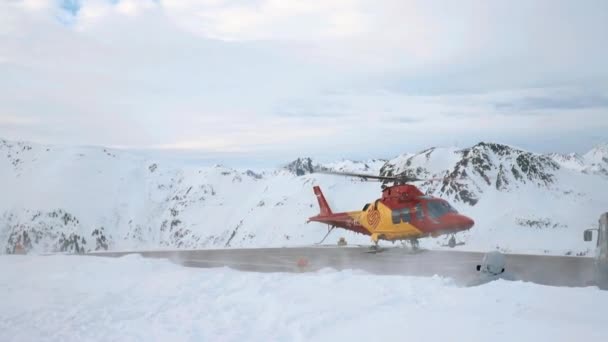 Ischgl オーストリア 2020年1月9日 山のスキーライフ救助医療ヘリコプターが事故で助けるために駅から離陸します Austawestland 109は オーストリアの高山スキー場にあります アルプスの風景 — ストック動画