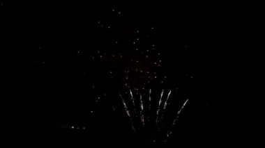 Gece ufkunun soyut arkaplanı, parlak çok renkli havai fişekler ve patlamalarla aydınlatılmış kara gökyüzü. Yeni Yıl 2021 ve Noel Kutlama Parti Şenliği.