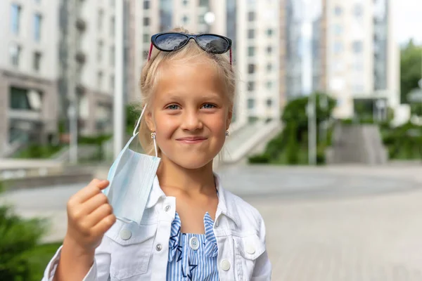 Linda Menina Loira Caucasiana Adorável Sentir Feliz Tirando Máscara Protetora — Fotografia de Stock