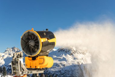 Piste yakın bir yerde yapay kar topu kullanıyordu. Karlı bir toz haline geliyordu. Güneşli bir günde tepelerdeki dağlık dağ tepelerinde halat kaldırıyordu. İnsanların spor faaliyetlerini sevdiği yokuş aşağı yollar..
