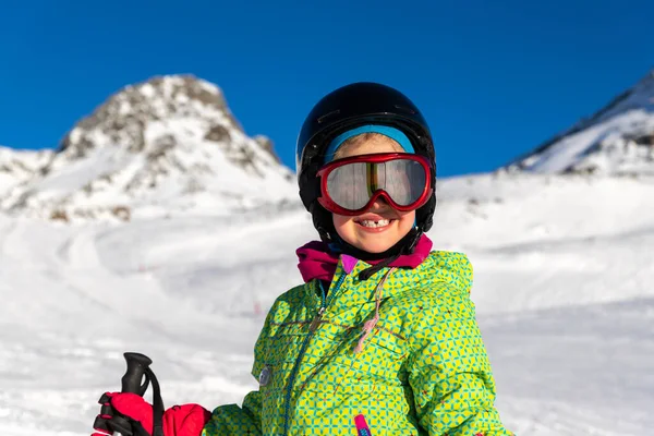Aktive Liebenswerte Vorschulkind Kaukasischen Lächelnden Mädchen Porträt Mit Ski Helm — Stockfoto