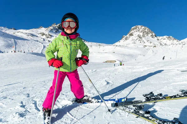 Aktiva Bedårande Förskolekaukasiska Leende Flicka Porträtt Med Ski Hjälm Glasögon — Stockfoto