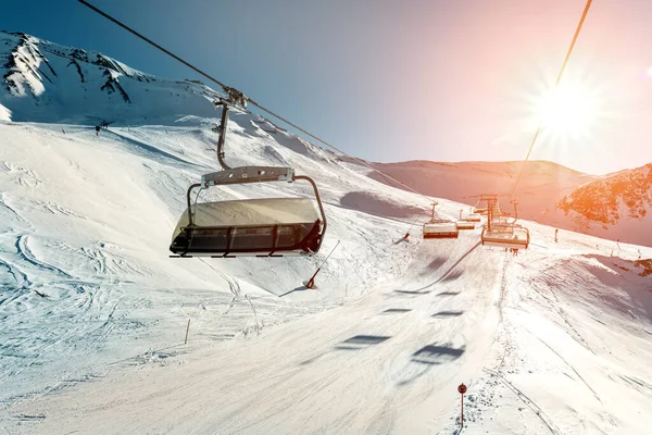 Teleférico Vacío Montaña Montañosa Alpina Estación Invierno Tarde Soleada Brillante — Foto de Stock