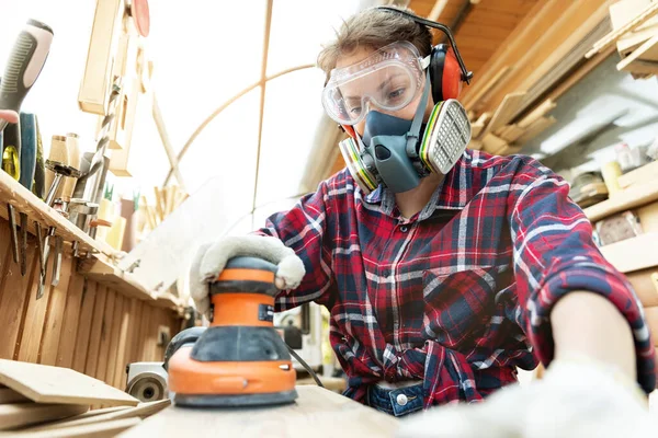 Jovem Atraente Profissional Carpinteiro Feminino Moagem Madeira Crua Com Ferramenta — Fotografia de Stock
