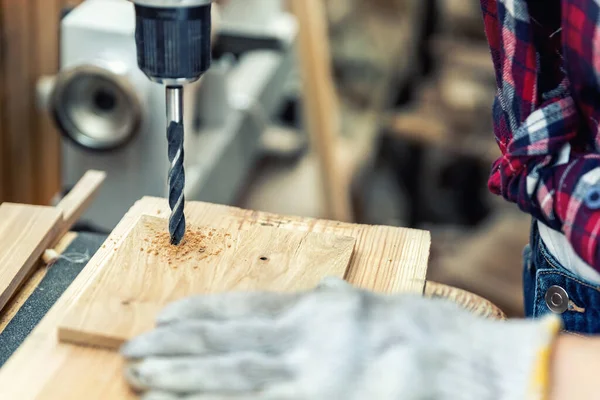 Vista Perto Carpinteiro Profissional Mão Fazendo Buraco Com Broca Elétrica — Fotografia de Stock
