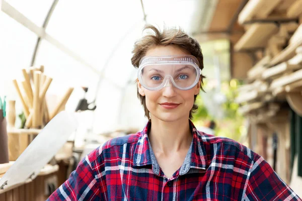 Jovem Bonito Prático Profissional Feliz Feminino Forte Carpinteiro Retrato Vestindo — Fotografia de Stock