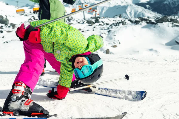 Ativo Adorável Pré Escolar Branco Retrato Menina Criança Com Esqui — Fotografia de Stock