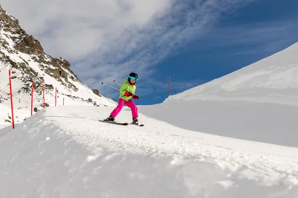 Ativo Adorável Pré Escolar Caucasiano Sorridente Criança Menina Andar Esqui — Fotografia de Stock