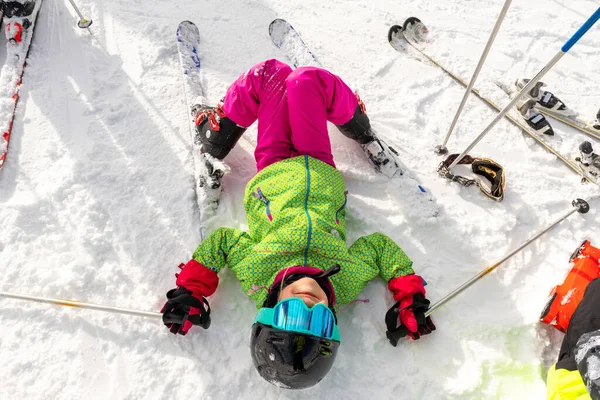 Aktiva Bedårande Förskolekaukasiska Leende Flicka Porträtt Med Ski Hjälm Glasögon — Stockfoto