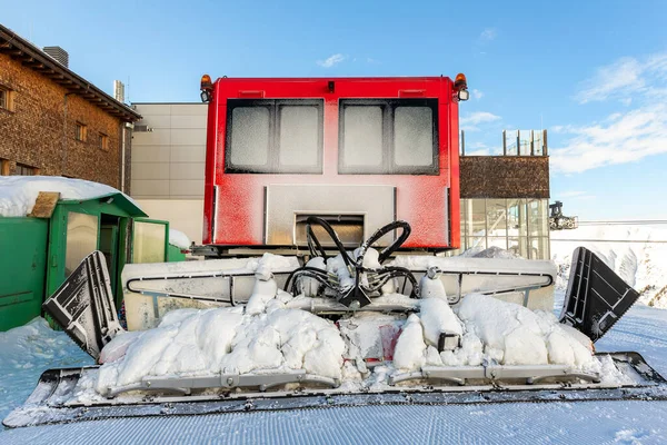 Hátsó ajtó ablak kilátás hó borította hóesés után a vörös modern hómacska ratrack ápoló gép előkészítése után sípálya sípálya alpesi síközpont. Emberi arcképmás illúzió — Stock Fotó