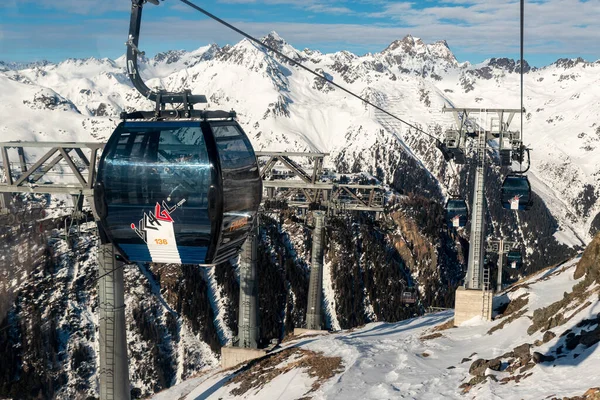 Ischgl, Oostenrijk- 10 januari 2020: Nieuwe moderne ruime grote cabine gondel Fimbahn tegen berglandschap in luxe Oostenrijks wintersportplaats — Stockfoto