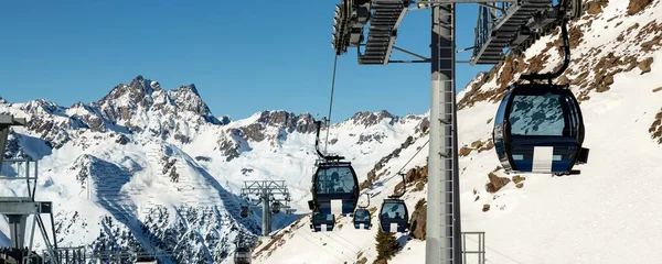 Nouveau grand téléski moderne cabine spacieuse pilier de gondole contre les sommets enneigés de montagne couverts de paysage enneigé dans la station d'hiver autrichienne de luxe Ischgl. Sports d'hiver, loisirs et voyages — Photo