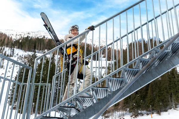 Retrato de jovem adulto mulher bravo esquiador turista com equipamento de esqui desfrutar de se divertir indo para montar extremo suspenso zipline fio voando sobre desfiladeiro desfiladeiro em montanhas no fundo. Adrenalina — Fotografia de Stock
