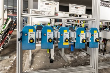 Birçok kayak tahtası depolama hücresi dağ alp lüks Avusturalya kışlık tatil beldesinde gondol kayak asansörünün en üst girişinde bulunur. Turistler için konfor hizmeti ve tesisler