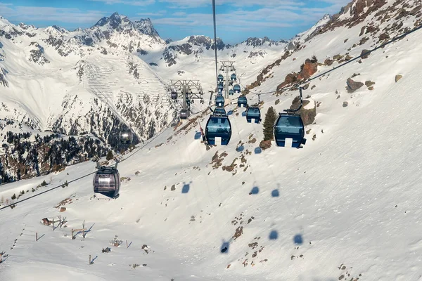 Neue Moderne Großzügige Kabinenskilift Gondelsäule Gegen Schneebedeckte Berggipfel Österreichischen Luxus — Stockfoto