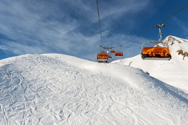 在Iscgl和Samnaun滑雪场的Silvretta滑雪场的全景景观 背景上有椅子升降机 下坡和清澈的蓝天 冬季体育旅游娱乐和活动 — 图库照片