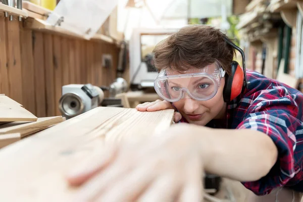 Jovem Atraente Carpinteiro Feminino Profissional Olhando Moagem Madeira Crua Com — Fotografia de Stock