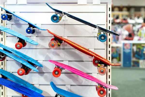 Muitos Brinquedos Coloridos Plástico Pequenos Skates Pendurados Vitrine Loja Desporto — Fotografia de Stock