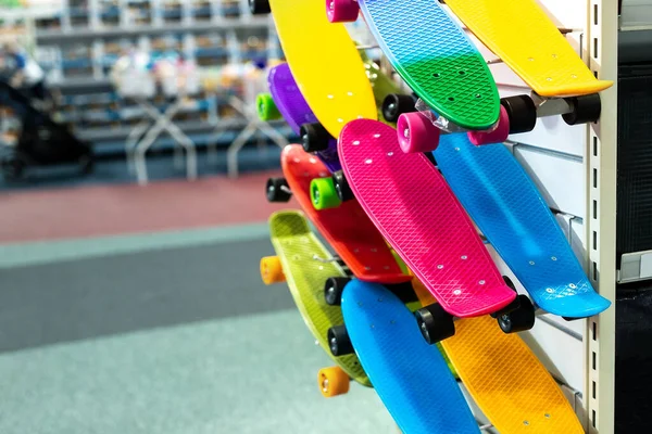 Muitos Brinquedos Coloridos Plástico Pequenos Skates Pendurados Vitrine Loja Desporto — Fotografia de Stock